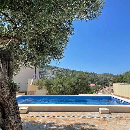 Luger 1- Og By Interhome Razanj